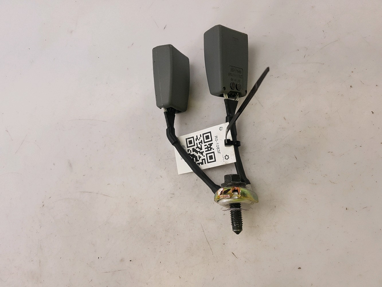 Attache ceinture centrale 00008973PF - CITROEN C5 1 PH.1 2.2 HDI 16V - R0-1083F R0-1083F