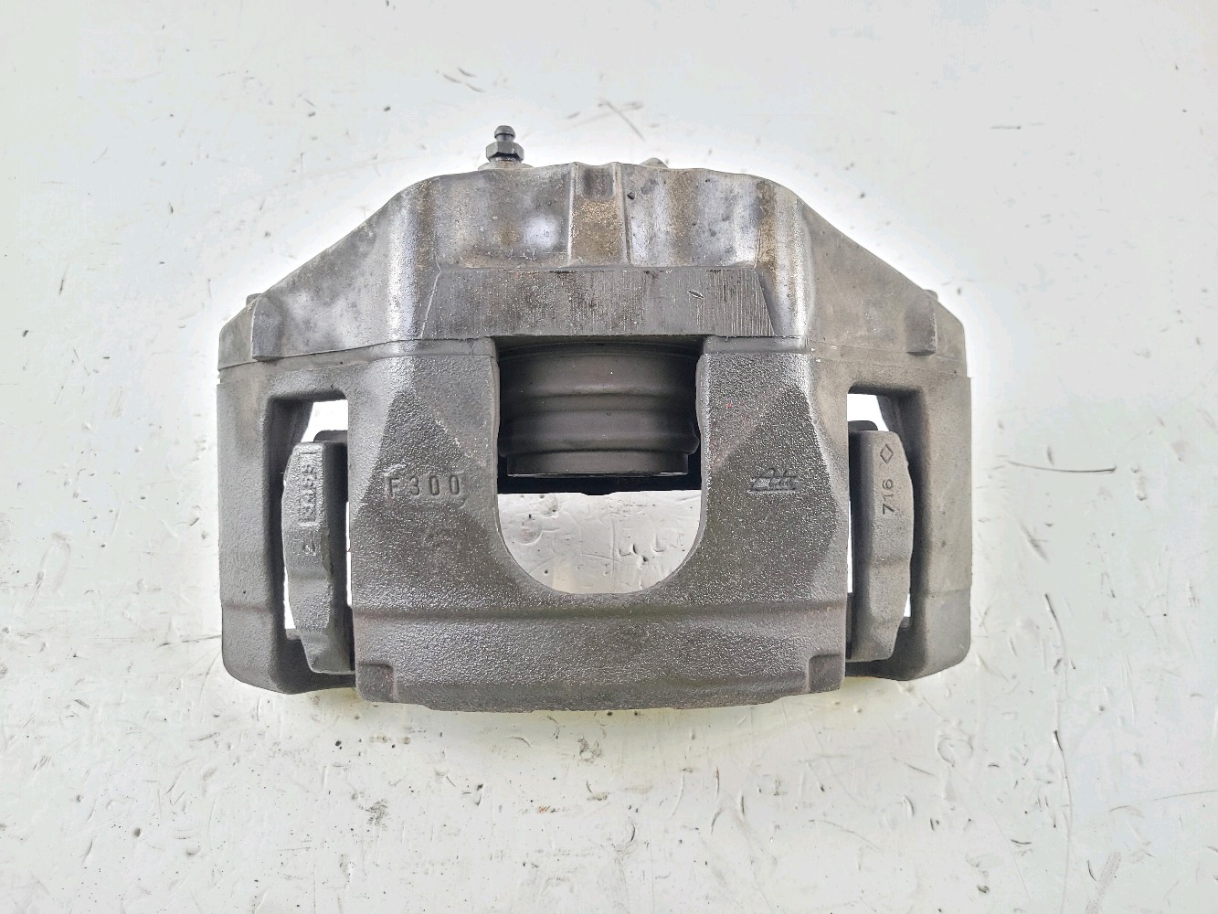 Etrier avant gauche 4E0615123A - AUDI A4 2 PH.2 3.0 TDI V6 24V 4X4 - V0-4901L V0-4901L