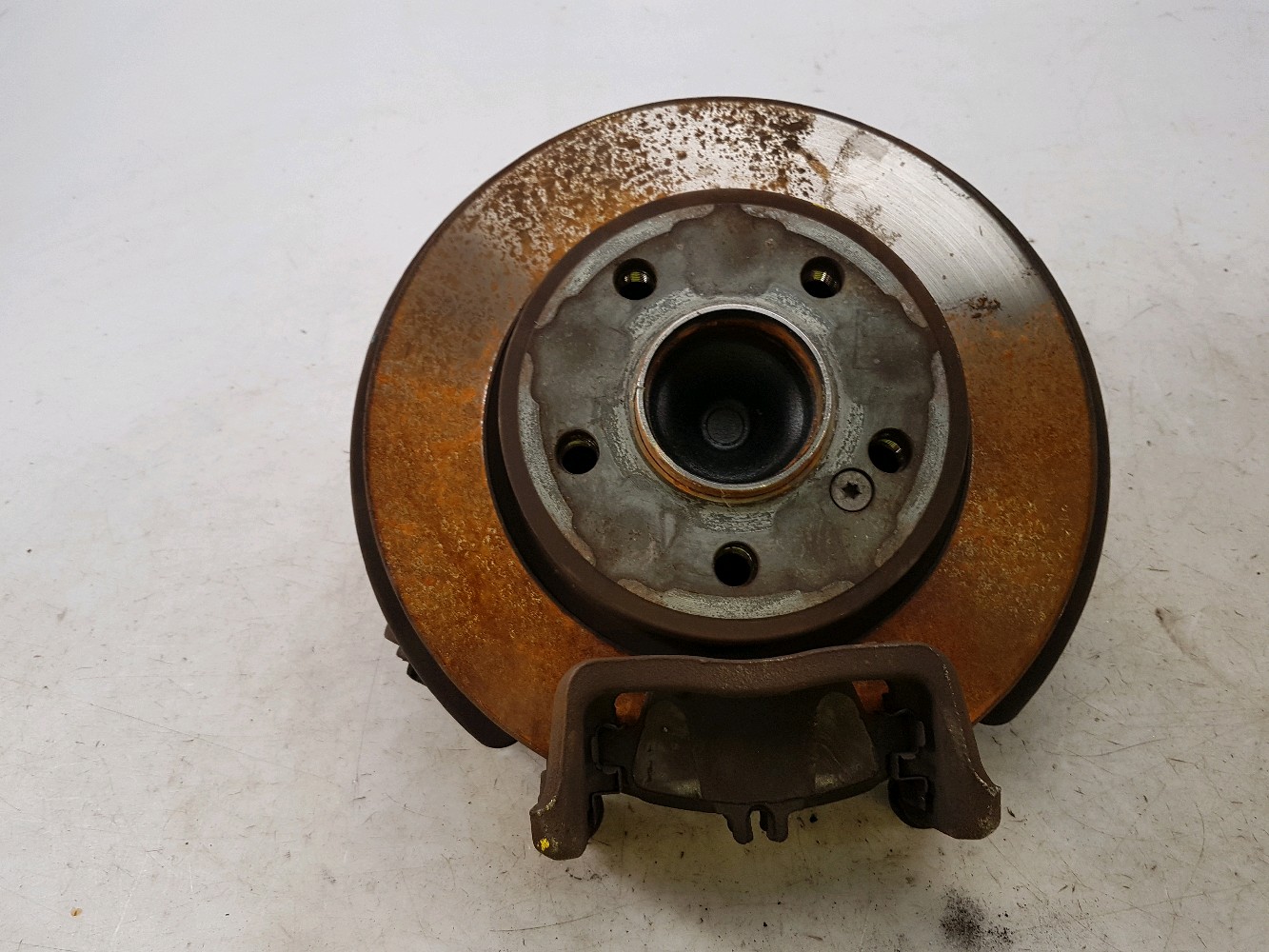 Moyeu arrière gauche 2463340006 - MERCEDES CLASSE A 3 PH.1 1.6I (180) - U0-3753P U0-3753P