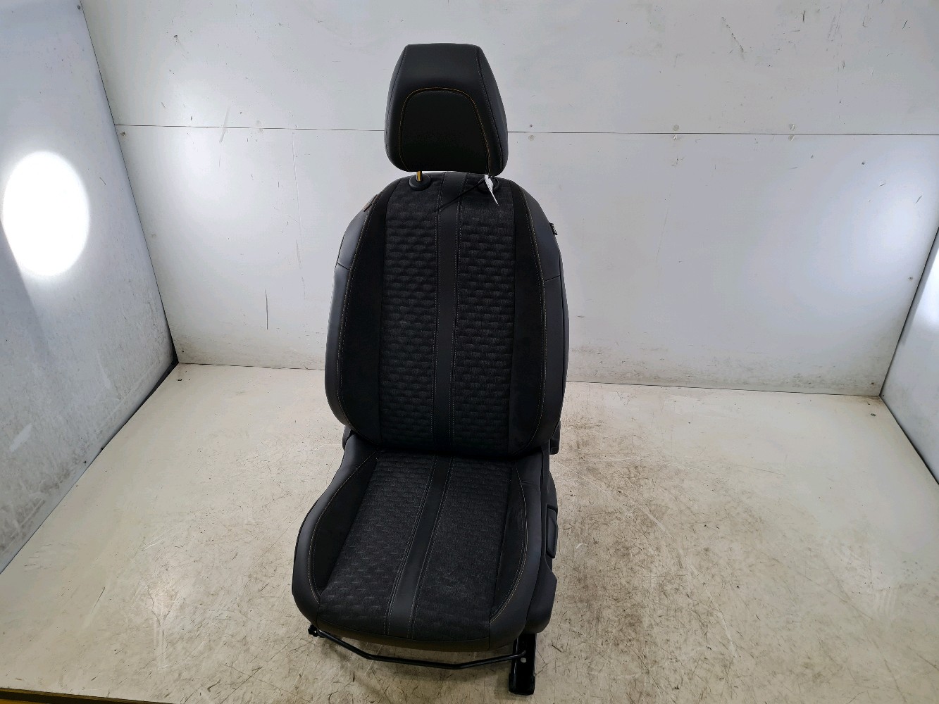 Siège gauche 9822113280 - PEUGEOT 208 2 PH.1 1.2 PTEC - C0-1343N C0-1343N