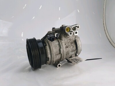 977012M100 Hyundai GENESIS